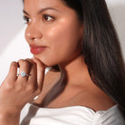 Aurora oval safir forlovelsesring med dobbelt diamant halo i hvidguld